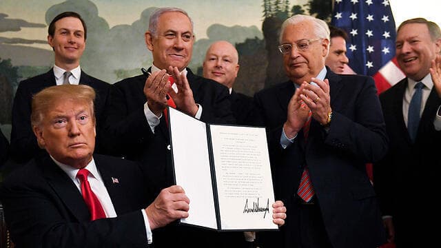 טראמפ חותם על ההכרה ברמת הגולן. מחוות בחירות לנתניהו (Photo: AP) טראמפ חותם על ההכרה ברמת הגולן. מחוות בחירות לנתניהו