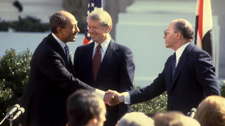 ההישג הגדול של ימי ממשלו בתחום החוץ: חתימה על הסכם השלום