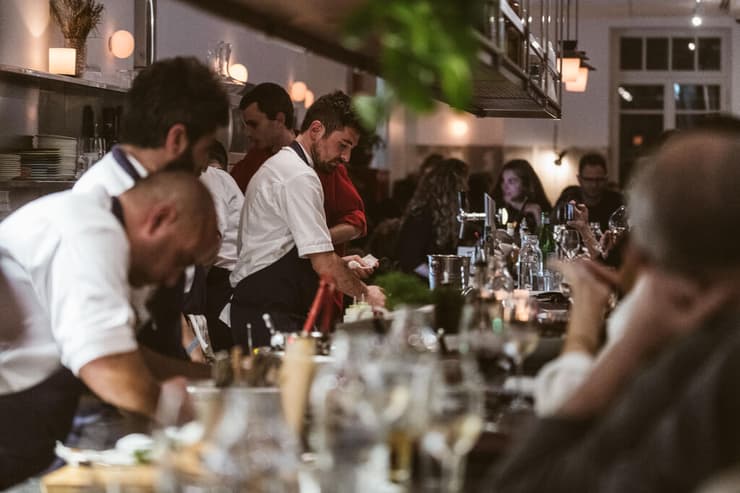 אווירה ערה. בר 51 (צילום: נעם פריסמן) בר 51 של הש, מושיקו גמליאלי