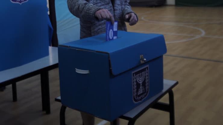 נתונים יעברו בזמן אמת? קלפי בחירות (צילום: גיל יוחנן) מצביעים בירושליםבני גנץ