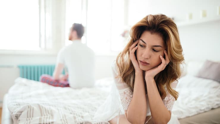 "מה חשבתי לעצמי?", שאלה את עצמה שוב ושוב, "איזה מטומטמת מביאה ילדים לעולם דפוק כל כך" (צילום: Shutterstock) אישה מאוכזבת מבן זוגה אילוסטרציה