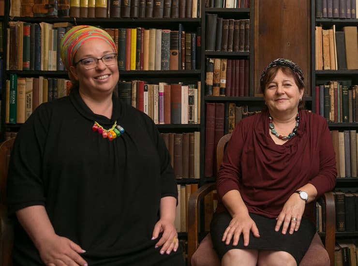 משמאל: שתיים מהרבניות שעתרו, רחל קרן ושרה סגל כץ