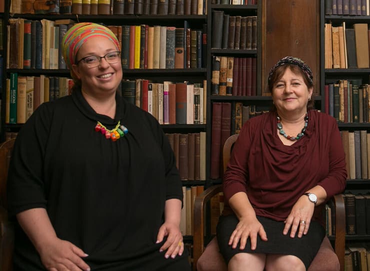 משמאל: שתיים מהרבניות שעתרו, רחל קרן ושרה סגל כץ