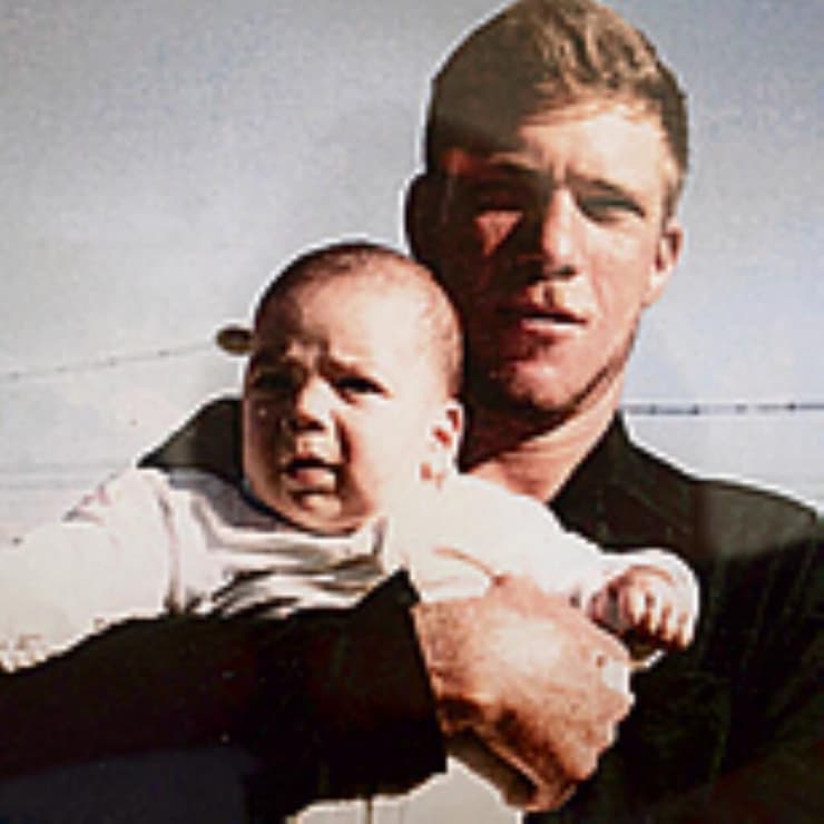 הקריב את עצמו והציל את חבריו. איתן נאוה ז"ל עם בנו דורון הקריב את עצמו והציל את חבריו. איתן נאוה ז"ל עם בנו דורון