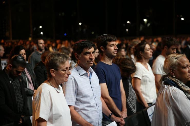 שרים בכיכר רבין תל אביב יום הזיכרון חללי מערכות ישראל צה"ל