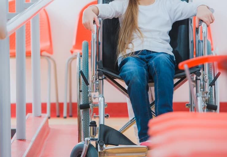 ילדה נכה אילוסטרציה כיסא גלגלים