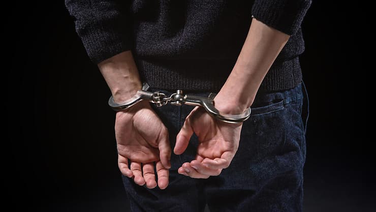 אישום: תושב בית שאן אנס והטריד נערים במשך שנים. אילוסטרציה (צילום: shutterstock) אילוס אזיקים