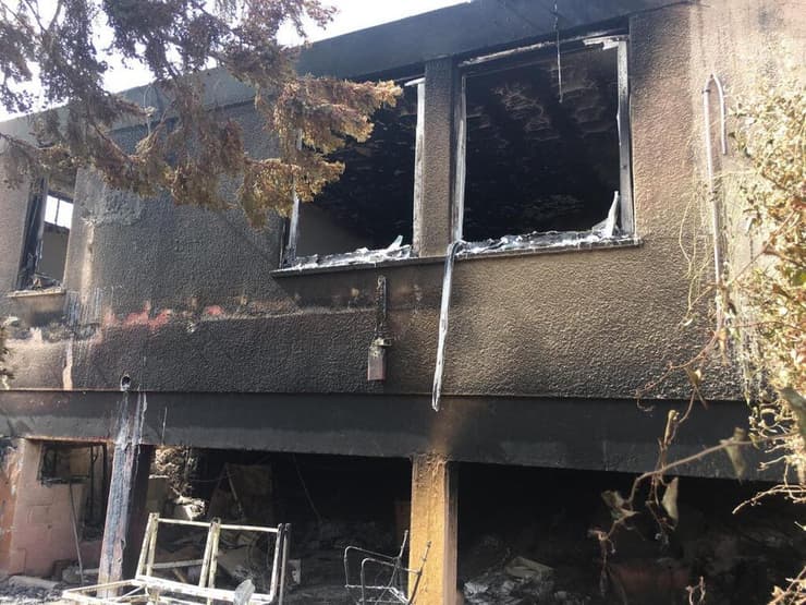 נזקי השריפה במבוא מודיעים ב-2019 (צילום: רועי רובישנטיין) חוזרים לראות את הבתים ההרוסים לאחר השריפה שבוע שעבר במבור מודיעים