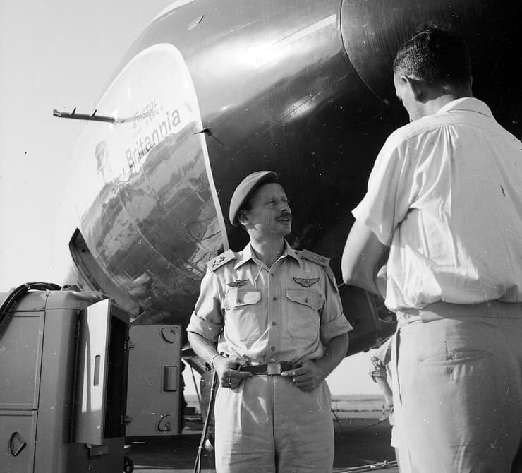 ארכיון 1957 דן טולקובסקי מפקד חיל האוויר נמל תעופה בלוד