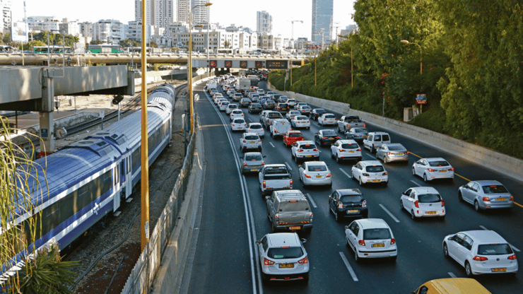 פקק תנועה טיפוסי בנתיבי איילון