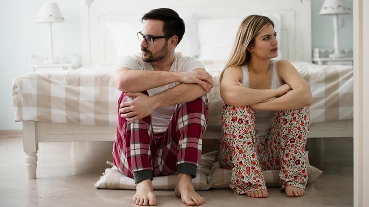 זוג כועס במיטה אילוסטרציה