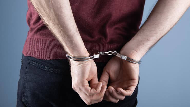 אילוסטרציה (צילום: shutterstock) אילוסטרציה אזיקים אזוק עצור מעצר