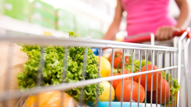 אישה עושה קניות בסופר 