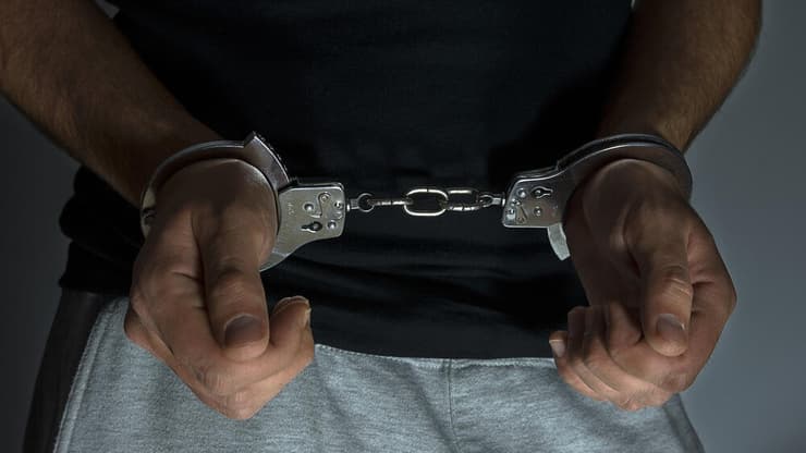 "נגע בגופה ונישק אותה" בכמה מפגשים. אילוסטרציה (צילום: shutterstock) מעצר עצור אזיקים אזיק חשוד אילוסטרציה