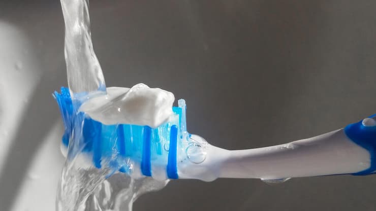 פלואוריד במים בעת צחצוח שיניים