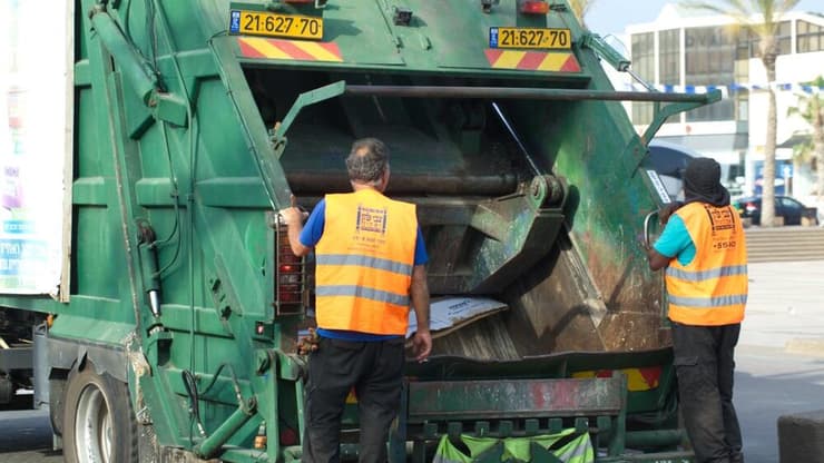 משאית זבל בפעולה