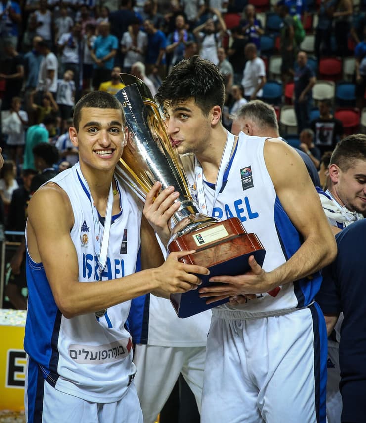 אנחנו שמחים על ההישגים שלהם, אבל אם נחשוב על זה, יתווסף לנו הרבה לחץ". אבדיה ומדר אחרי הזכייה של העתודה באליפות אירופה ב-2019 (צילום: עוז מועלם) דני אבדיה וים מדר עם הגביע