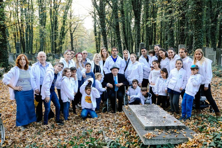 וידבסקי בבית העלמין בלודז' שבו שיפץ אלפי מצבות בבית העלמין בלודז' שבו שיפץ אלפי מצבות