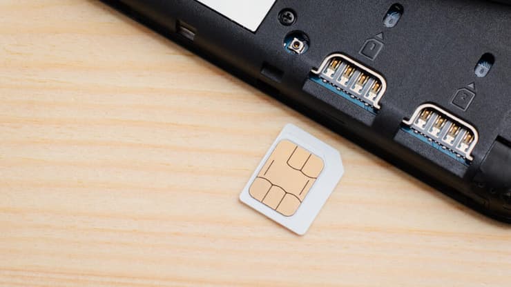 בקשה מאובטחת נשלחת לסים/איסים ומייצרת הודעת פופ אפ בטלפון של המשתמש/ת (צילום: shutterstock) סים