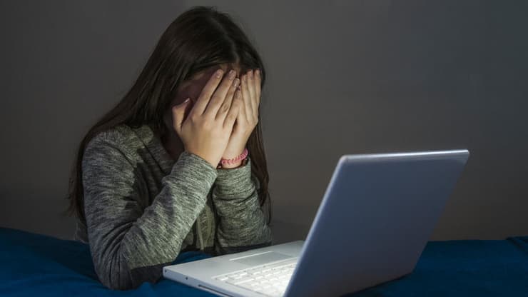 ילדה מול מחשב