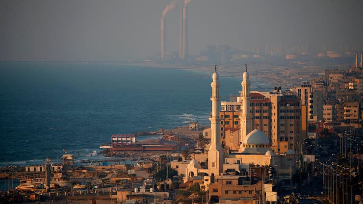 חוף הים של עזה. ארכיון (צילום: AFP) ארכיון מסגד חוף ים עזה ברקע אשקלון