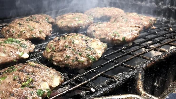 שולחן מלא בכל טוב. יהודית (צילום: לין לוי) מקומות ליד השוק