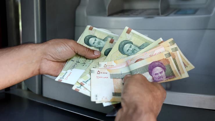 איראן מטבע ריאל איראני (צילום: AFP) איראן מטבע ריאל איראני