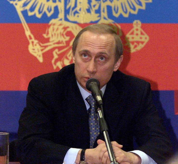 פוטין במסיבת עיתונאים בשנת 2000. נחשב אז אלמוני