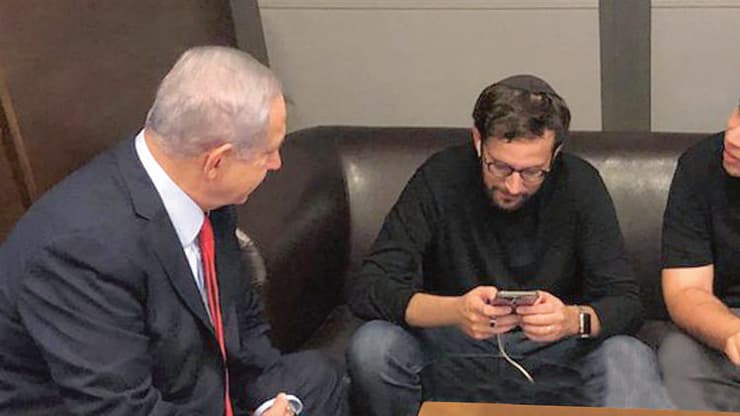 "כשחיילים שלנו נהרגים בעזה, הוא היה עסוק בשיפור התדמית של קטאר". יונתן אוריך ובנימין נתניהו (צילום: טוויטר) טופז לוק ויונתן אוריך עם בנימין נתניהו