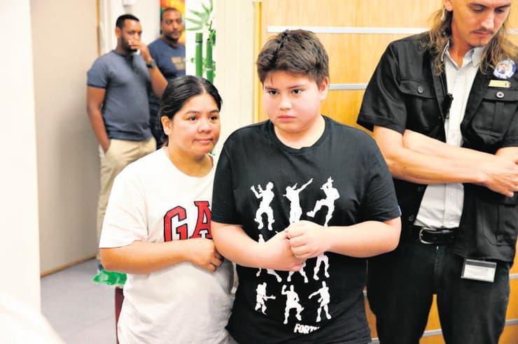 תמונה של רוזמרי ורוהן בבית המשפט