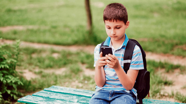 ילד עם סמארטפון (shutterstock) ילד עם סמארטפון