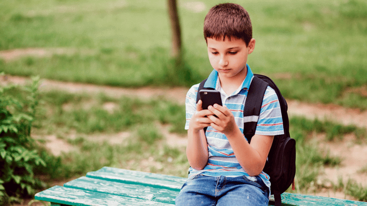 ילד עם סמארטפון (shutterstock) ילד עם סמארטפון