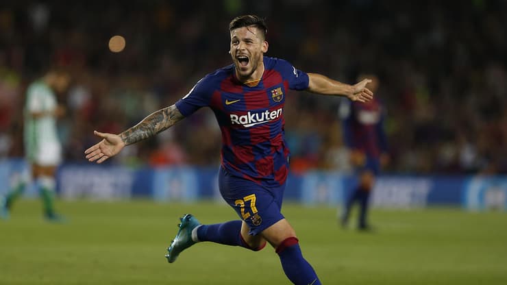 ניסה להפריד בין כלבו לכלב אחר - וננשך. קרלס פרס (צילום: AP) קרלס פרס חוגג