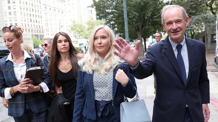 ג'ופרה לצד עורכי דין ומתלוננות נגד אפשטיין, מחוץ לבית המשפט בווירג'יניה (צילום: רויטרס) ארה"ב ניו יורק עורכי דין ומתלוננות נגד ג'פרי אפשטיין עדות בית משפט וירג'יניה ג'ופרה