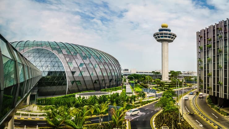 יפה גם מבחוץ. נמל התעופה סינגפור צ'נגי (צילום: shutterstock) נמל התעופה סינגפור צ'נגי