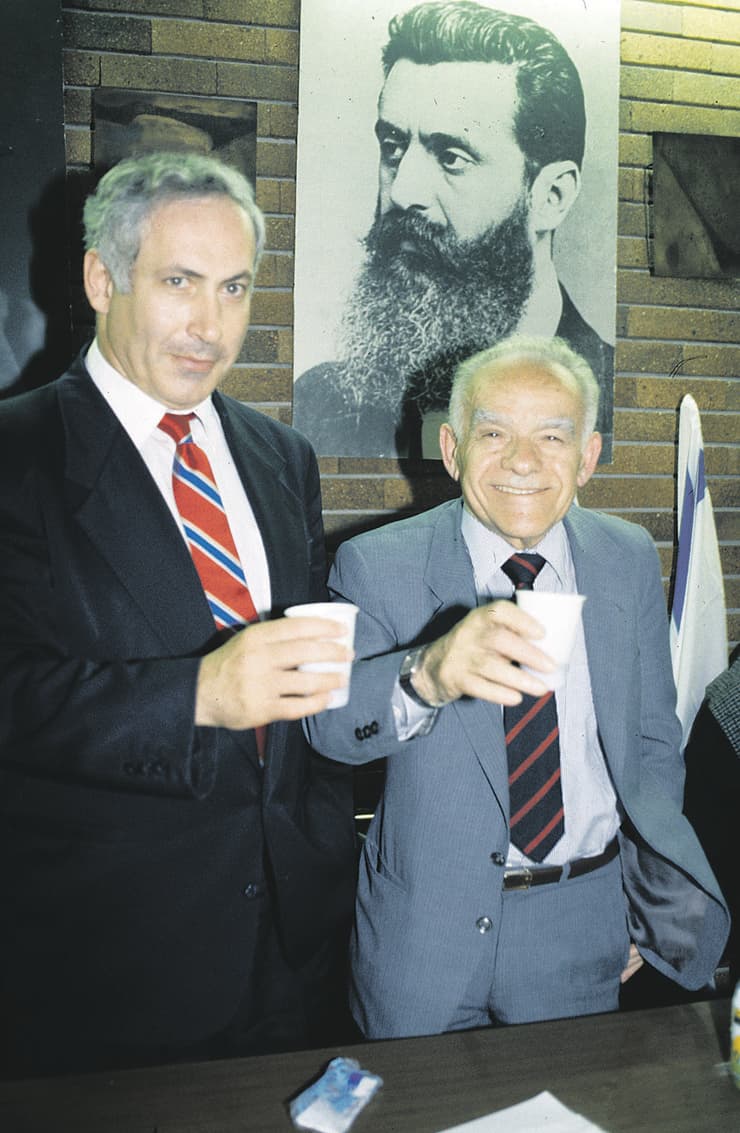 נתניהו לצד שמיר בשנות ה-90 (צילום: מאיר פרטוש) יצחק שמיר יחד עם בנימין נתניהו