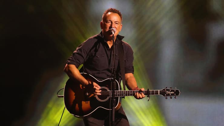  לימים הוא העמיד את אחד ממופעי הרוק המשלהבים בעולם. ברוס ספרינגסטין