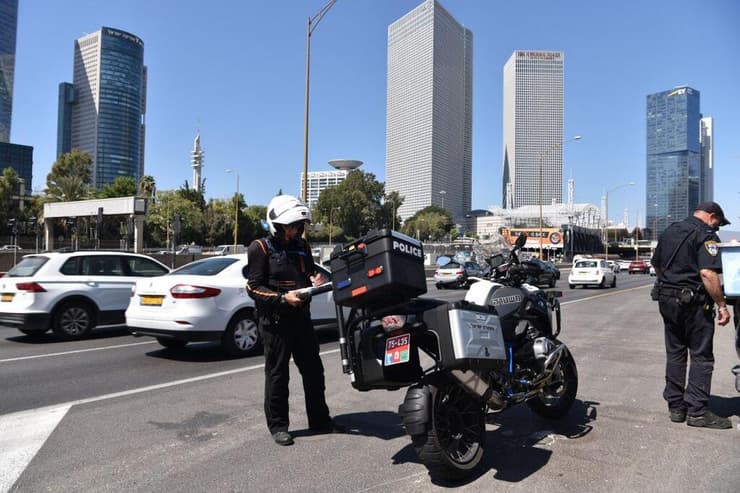 שוטר מחלק דו"ח