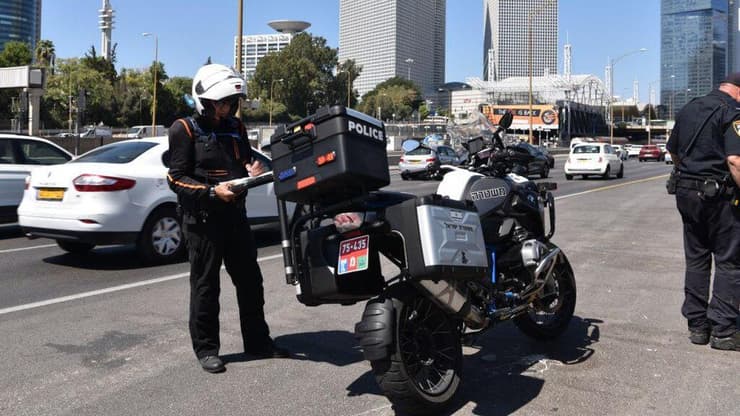 שוטר מחלק דו"ח