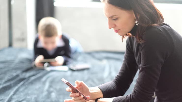 הורים תועדו מוכרים תמונות של ילדיהם, ואף מציעים שיחות צ'אט איתם. אילוסטרציה (צילום: shutterstock) אישה עם סמארטפון