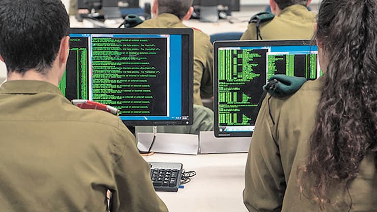 חיילים ב-8200