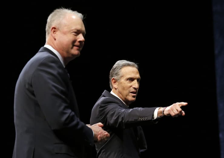 קווין ג'ונסון מנכ"ל סטארבקס והאוורד שולץ המנכ"ל היוצא