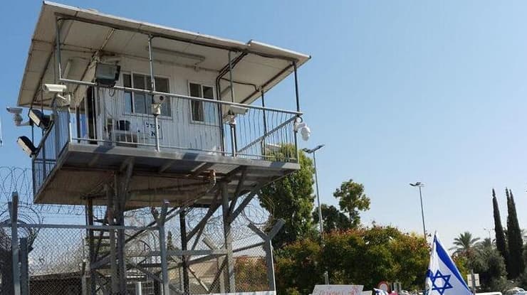 פגנה של מאות תלמידים מול בית הכלא גבעון במחאה על מעצרם של גנה בת ה-12 וראלף (הראל) בן העשר מהפיליפינים