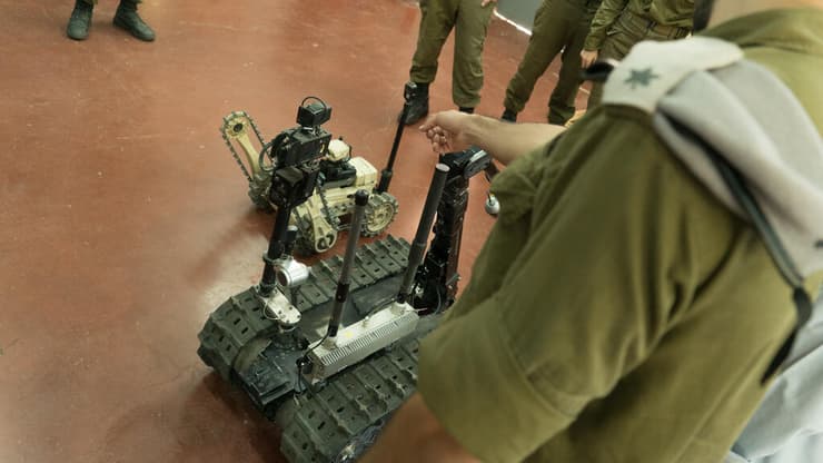 חיילי יחידת יהל"ם של חיל ההנדסה עם רובוט (צילום: דובר צה"ל) חיל ההנדסה יהלום טכנולוגיה