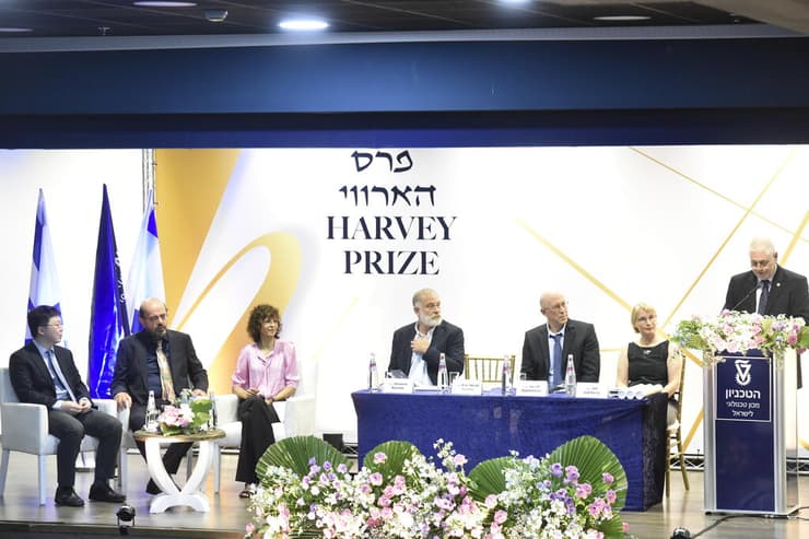 מימין לשמאל: נשיא הטכניון פרופ' אורי סיון, פרופ' עדי זלצברג, המשנה לנשיא למחקר פרופ' קובי רובינשטיין, המשנה לנשיא לעניינים אקדמיים פרופ' שמעון מרום עם הזוכים בפרס