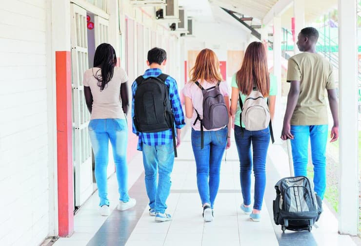 אילוסטרציה ילדים ב בית ספר