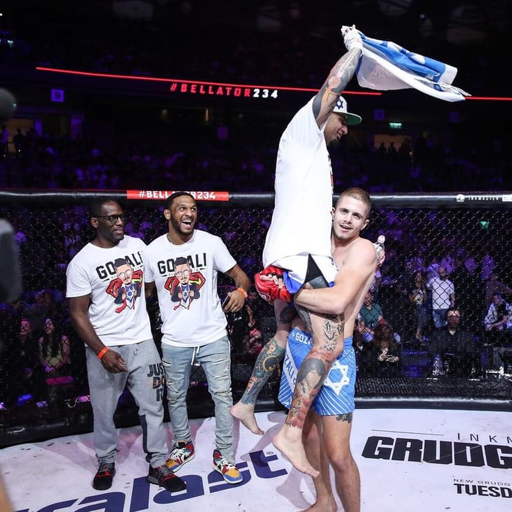 אביב גוזלי מרים את חיים גוזלי בקרב משותף של השניים (צילום: bellator) אביב גוזלי מרים את חיים גוזלי