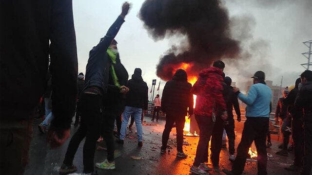 מחאה הפגנות הפגנה נגד מחיר מחירי דלק עיר טהרן איראן