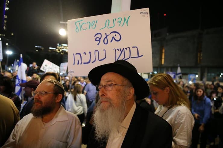 הרב צבי טאו בהפגנת תמיכה בנתניהו, ארכיון. הולך עם אבי מעוז (צילום: מוטי קמחי) הרב צבי טאו בהפגנת תמיכה בעד בנימין נתניהו