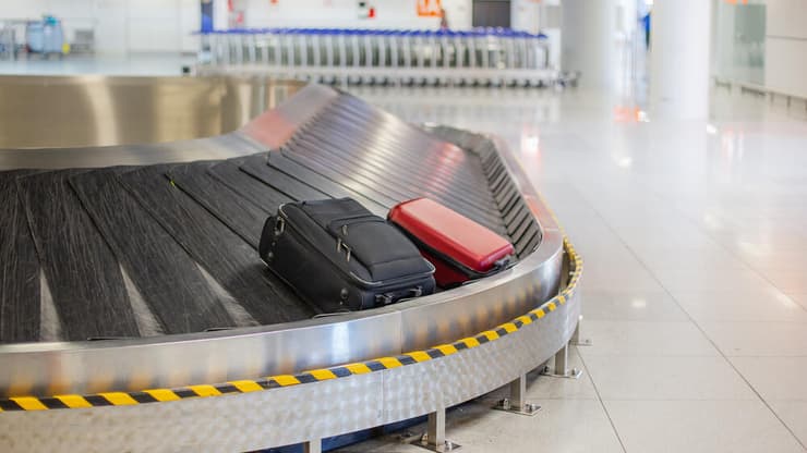 התלמידים ייאלצו להסתדר בלי מזוודות (צילום: shutterstock) מסוע מזוודות מטען